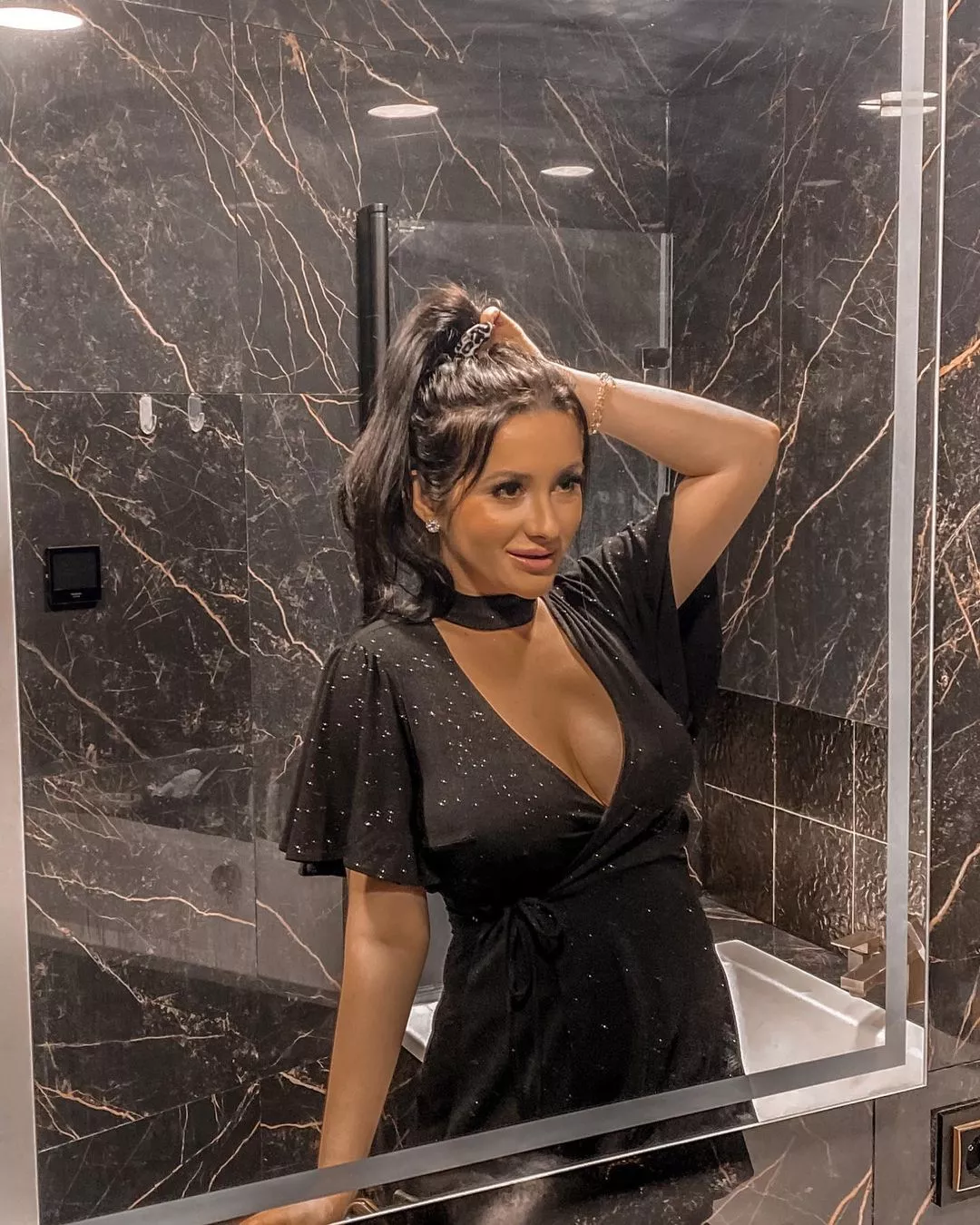 Piersi gwiazdy disco polo skradły show całej publikacji. Zdjęcie rozpala zmysły fanów. 